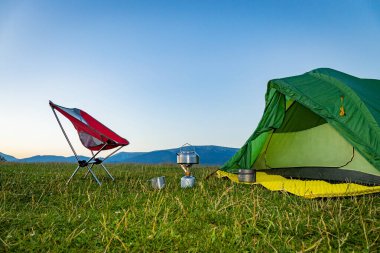  Yazın kamp yapmak ve dağlarda yürüyüş yapmak için gerekli malzemeler..