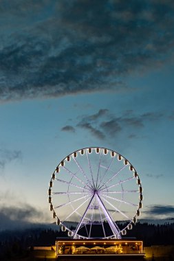 Dönme dolap ve gece aydınlatma. Bukovel 'de gece manzarası cazibesi.