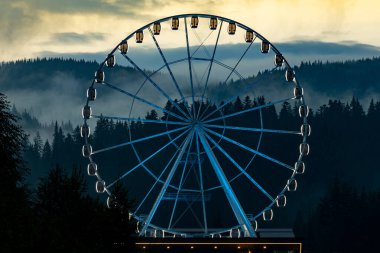 Dönme dolap ve gece aydınlatma. Bukovel 'de gece manzarası cazibesi.