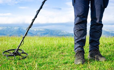 Metal dedektörlü bozuk para arayın. Eski hazineleri arayın..
