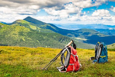 Yazın iki sırt çantasıyla dağlarda yürüyüş yapmak..