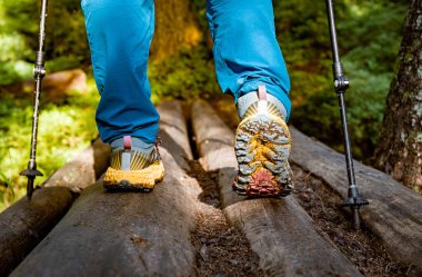 Yürüyen sopalarla dağlarda yürüyüş, güzel manzaralar.