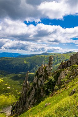 Manzara, zirveleri ve güzel gökyüzü olan yüksek dağlardır..
