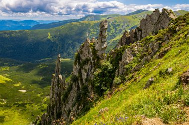 Manzara, zirveleri ve güzel gökyüzü olan yüksek dağlardır..