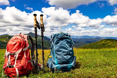 Yazın iki sırt çantasıyla dağlarda yürüyüş yapmak..