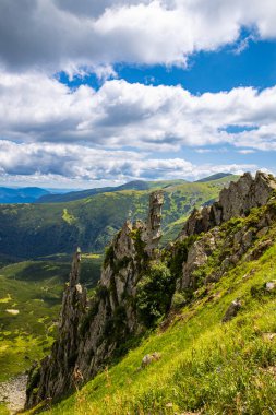 Manzara, zirveleri ve güzel gökyüzü olan yüksek dağlardır..