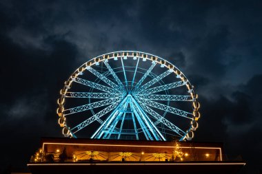 Dönme dolap ve gece aydınlatma. Gece 