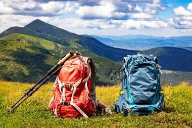 Yazın iki sırt çantasıyla dağlarda yürüyüş yapmak..