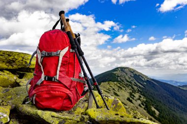 Sırt çantasıyla dağlarda yürüyüş yapıyor.