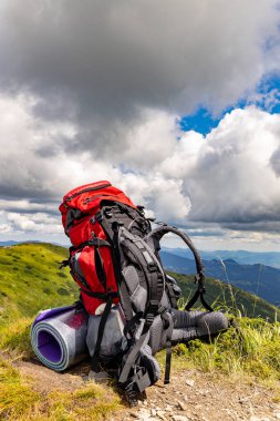 Sırt çantasıyla dağlarda yürüyüş yapıyor.