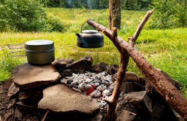 Ormanda açık ateşin üzerinde çay yapmak. Tencere dibin kara seninki benden kara..