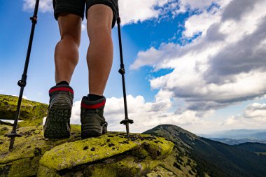 Yürüyen sopalarla dağlarda yürüyüş, güzel manzaralar.