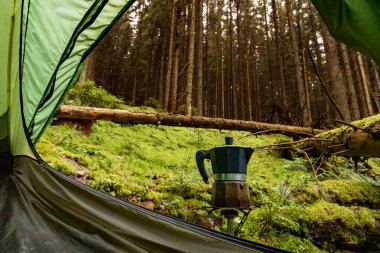 Gaz ocağı kullanarak dağ yürüyüşünde kahve yapmak..