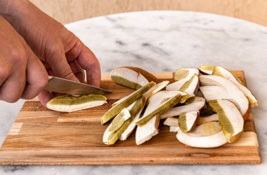 Porcini mantarı toplamanın, kurutucunun içinde kurutmanın sonbahar sezonu..