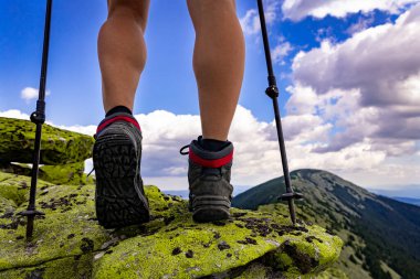 Yürüyen sopalarla dağlarda yürüyüş, güzel manzaralar.