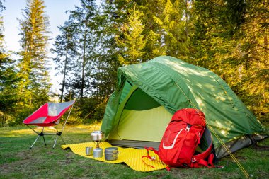  Yazın kamp yapmak ve dağlarda yürüyüş yapmak için gerekli malzemeler..