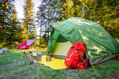  Yazın kamp yapmak ve dağlarda yürüyüş yapmak için gerekli malzemeler..