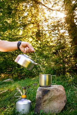 Dağlarda yürürken çaydanlıkta çay yapmak.