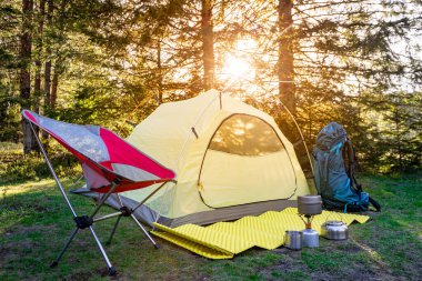  Yazın kamp yapmak ve dağlarda yürüyüş yapmak için gerekli malzemeler..