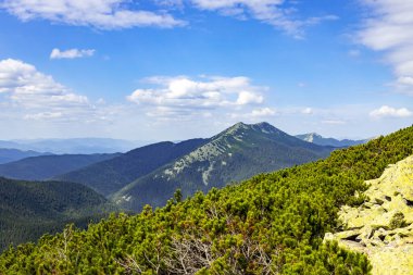 Panoramik manzara, dağlarda bulutlarla tepeler.