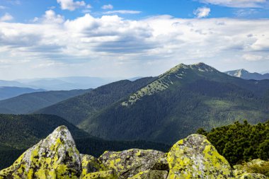 Panoramik manzara, dağlarda bulutlarla tepeler.