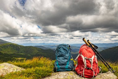 Zirveli ve sırt çantalı dağ manzarası.