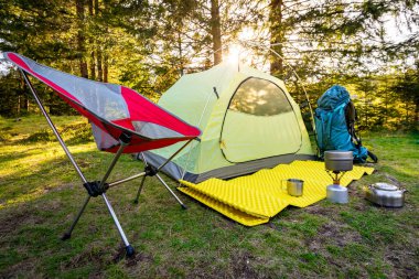  Yazın kamp yapmak ve dağlarda yürüyüş yapmak için gerekli malzemeler..