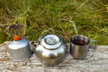 Dağda kamp yapmak ve yemek pişirmek için gerekli malzemeler..
