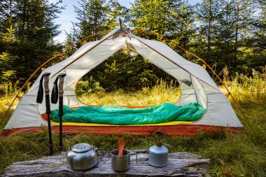 Dağda kamp yapmak ve yemek pişirmek için gerekli malzemeler..