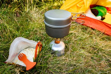 Dağlarda çadır ve yemek malzemeleriyle kamp yapmak..