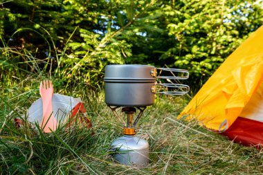 Dağlarda çadır ve yemek malzemeleriyle kamp yapmak..