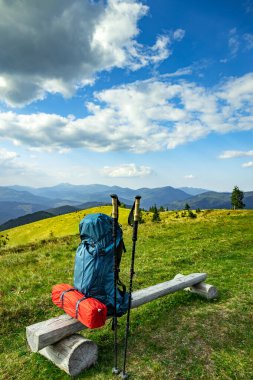 Yazın bir sırt çantası ve çadırla dağlarda yürüyüş yapmak. Dağların güzel manzarası.
