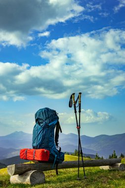 Yazın bir sırt çantası ve çadırla dağlarda yürüyüş yapmak. Dağların güzel manzarası.
