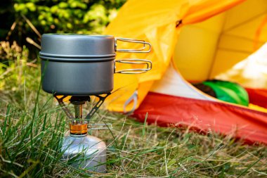 Dağlarda çadır ve yemek malzemeleriyle kamp yapmak..