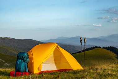 Yazın bir sırt çantası ve çadırla dağlarda yürüyüş yapmak. Dağların güzel manzarası.