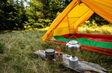 Dağda kamp yapmak ve yemek pişirmek için gerekli malzemeler..