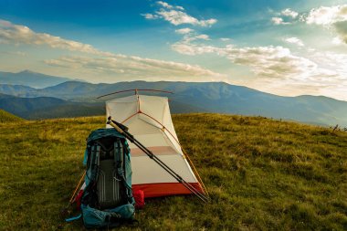 Yazın bir sırt çantası ve çadırla dağlarda yürüyüş yapmak. Dağların güzel manzarası.