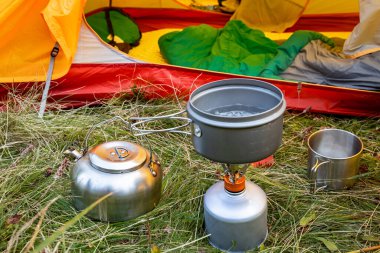 Dağda kamp yapmak ve yemek pişirmek için gerekli malzemeler..