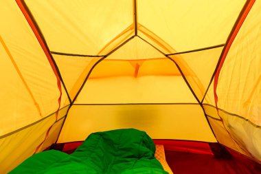 Bir çadır ve uyku tulumuyla dağlarda kamp yapmak. İçerideki çadır görünümü.