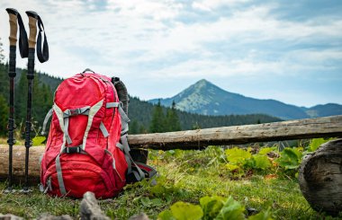 Sırt çantalı, dağ manzaralı dağlarda yürüyüş..