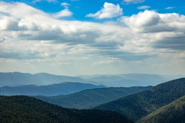 Panoramik manzara, dağlarda bulutlarla tepeler.