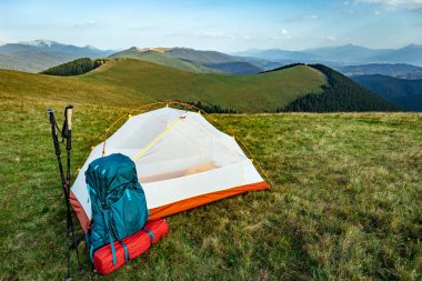 Yazın bir sırt çantası ve çadırla dağlarda yürüyüş yapmak. Dağların güzel manzarası.