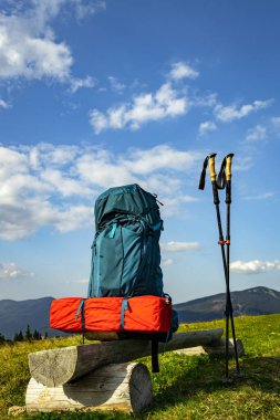 Yazın bir sırt çantası ve çadırla dağlarda yürüyüş yapmak. Dağların güzel manzarası.