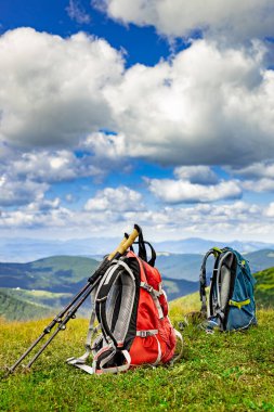 Yazın iki sırt çantasıyla dağlarda yürüyüş yapmak..