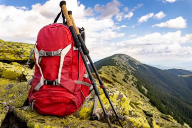 Sırt çantasıyla dağlarda yürüyüş yapıyor.