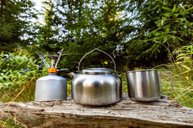 Dağda kamp yapmak ve yemek pişirmek için gerekli malzemeler..