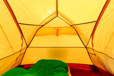 Bir çadır ve uyku tulumuyla dağlarda kamp yapmak. İçerideki çadır görünümü.