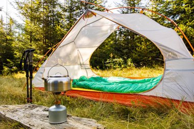 Dağda kamp yapmak ve yemek pişirmek için gerekli malzemeler..
