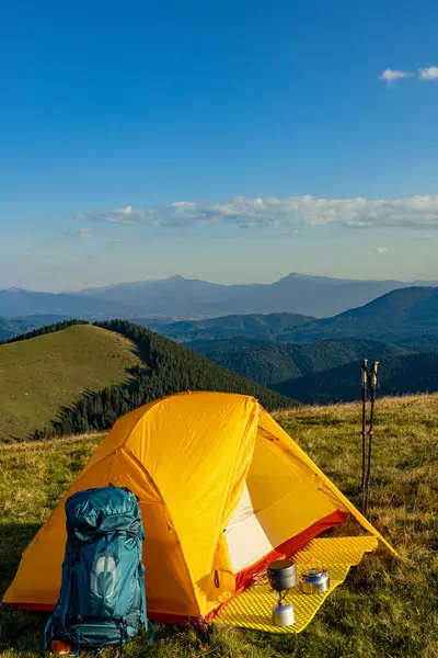 Yazın bir sırt çantası ve çadırla dağlarda yürüyüş yapmak. Dağların güzel manzarası.