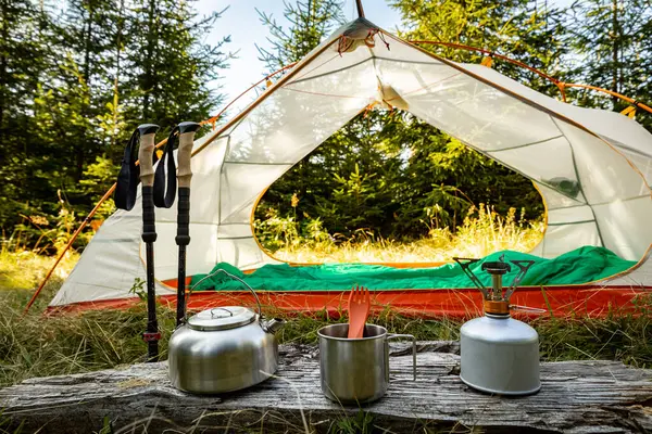 Dağda kamp yapmak ve yemek pişirmek için gerekli malzemeler..